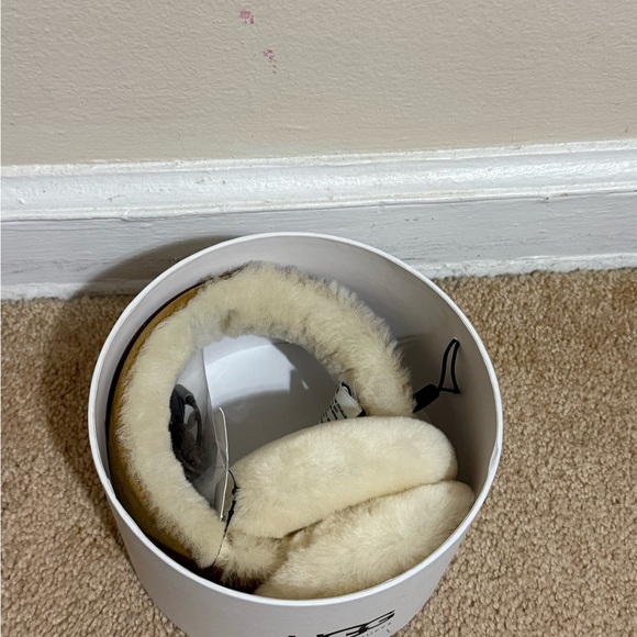 UGG Cream Wired Earmuffs - Picture 2 of 4